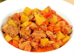 Яхния с агнешко месо, консервиран грах, картофи, моркови, лук, домати, чесън и подправки в тава на фурна - снимка на рецептата